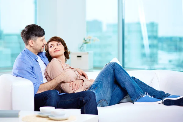 Pareja en sofá — Foto de Stock