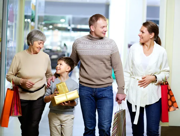 Famille dans le centre commercial — Photo