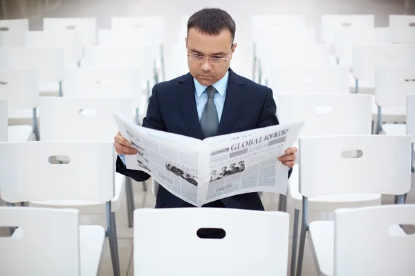 Reading news — Stock Photo, Image