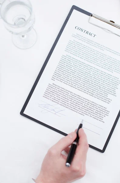 Signing business contract — Stock Photo, Image