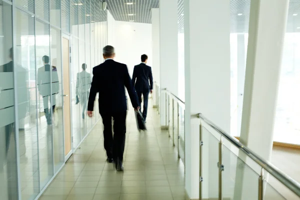 Wandelen langs de corridor — Stockfoto