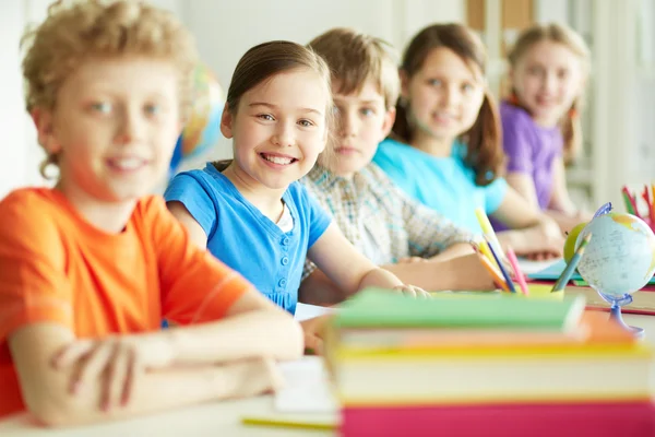 Klassenkameraden im Unterricht — Stockfoto