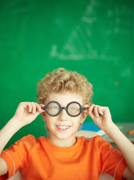 Школьник в очках — стоковое фото