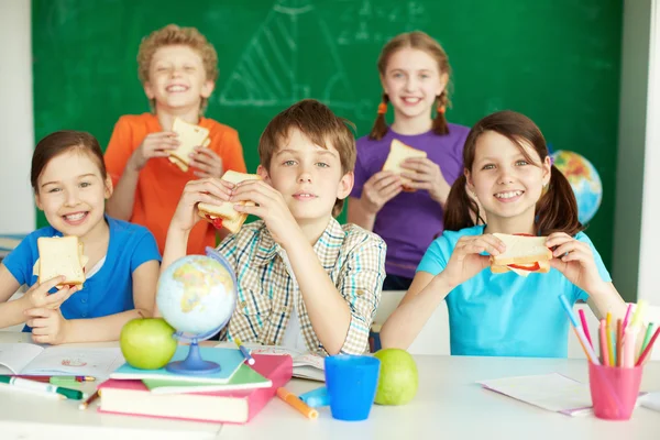 Lunch in school — Stockfoto