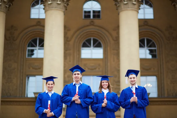 Studenten met een diploma 's — Stockfoto
