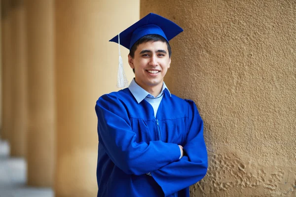 Chico en vestido de graduación — Foto de Stock