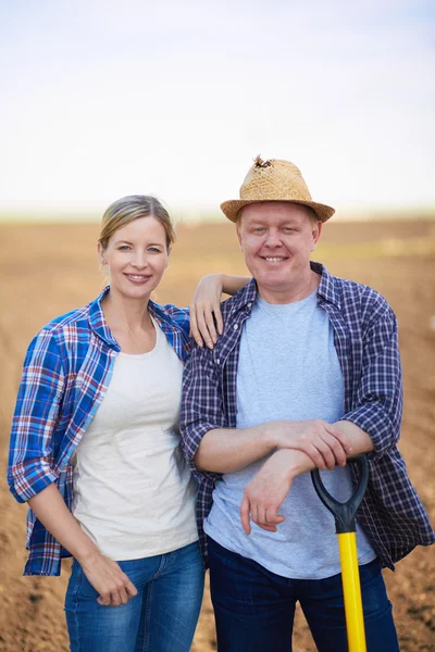 Mannelijke en vrouwelijke landbouwers — Stockfoto