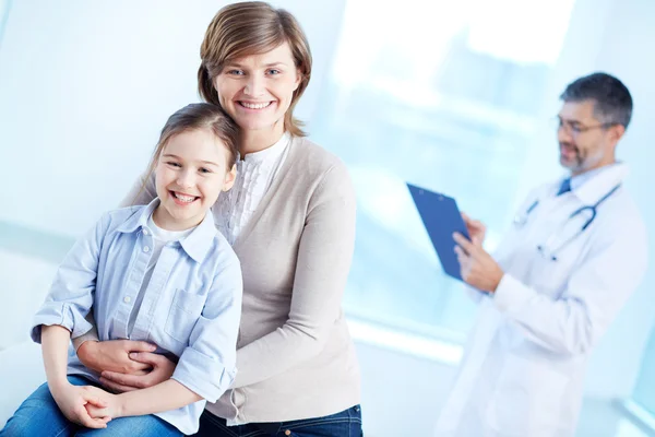 Weibchen mit Tochter im Krankenhaus — Stockfoto