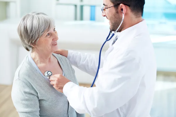 Examining patient — Stock Photo, Image