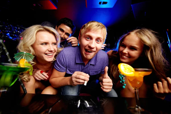 Vrienden in nachtclub — Stockfoto