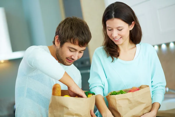 Nach Besuch im Supermarkt — Stockfoto