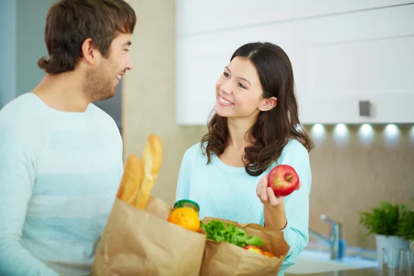 Couple avec paquets — Photo