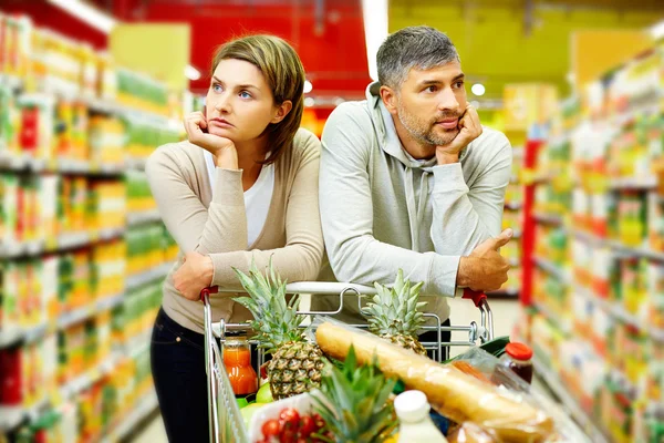 Casal em supermercado — Fotografia de Stock