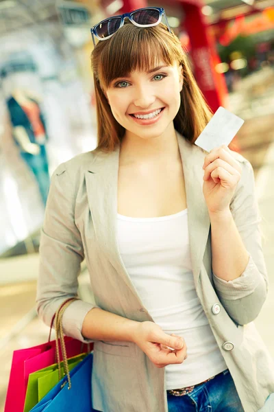 Mostrando cartão de crédito — Fotografia de Stock