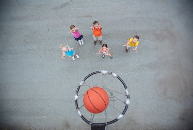 basketbol oynarken