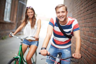 neşeli bicyclists