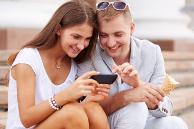 hareket eden telefon ile Çift