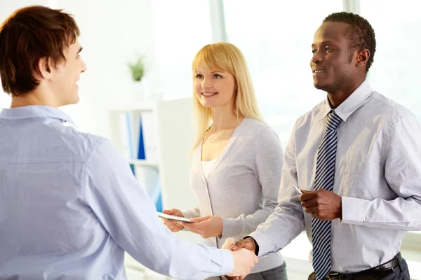 Homens de negócios handshaking — Fotografia de Stock