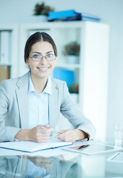 Säker affärskvinna — Stockfoto