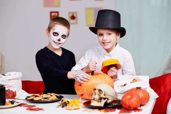 Cutting pumpkin — Stock Photo, Image