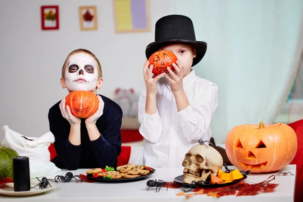 Gemelos con calabazas — Foto de Stock