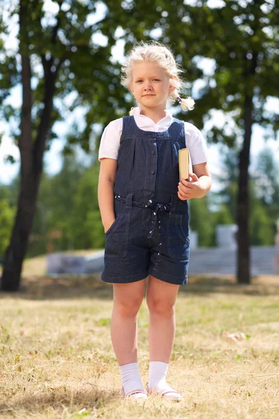 Ragazza con libro — Foto Stock