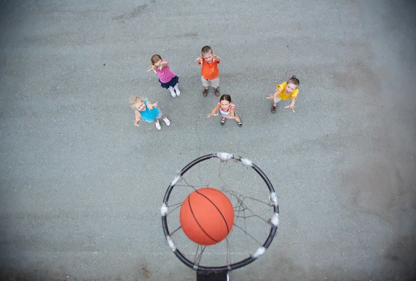 Jogando basquete — Fotografia de Stock