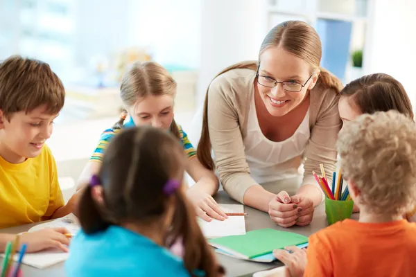 In gesprek met leerlingen — Stockfoto