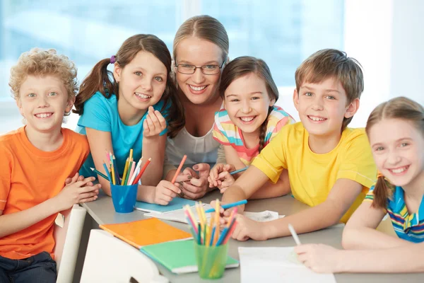 Compañeros de clase y profesor — Foto de Stock