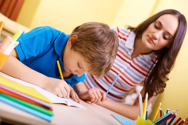 Travail scolaire avec la mère — Photo