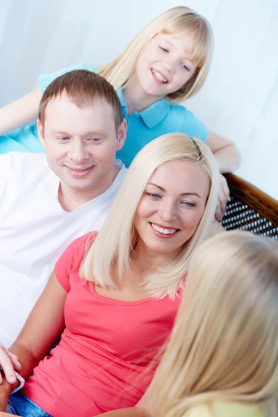 Familie zu Hause — Stockfoto