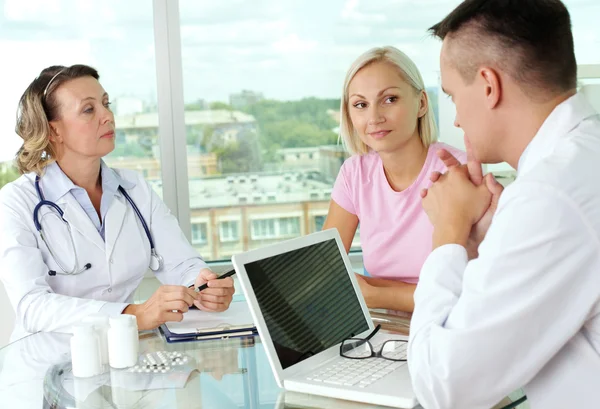 Doctors and patient — Stock Photo, Image