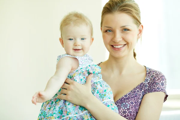 Vrouw met dochter — Stockfoto