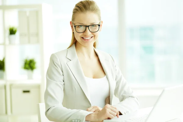 Mulher no trabalho — Fotografia de Stock