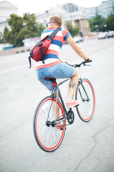 Велосипедист в городе — стоковое фото