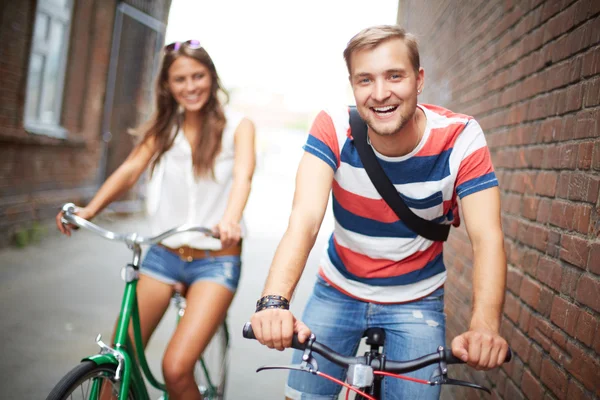 Biciclisti allegri — Foto Stock