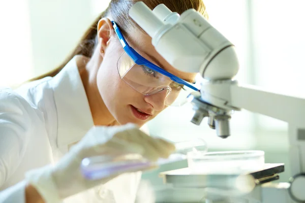 Química femenina — Foto de Stock