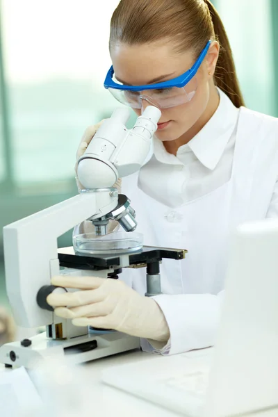 Scheikundige op het werk — Stockfoto