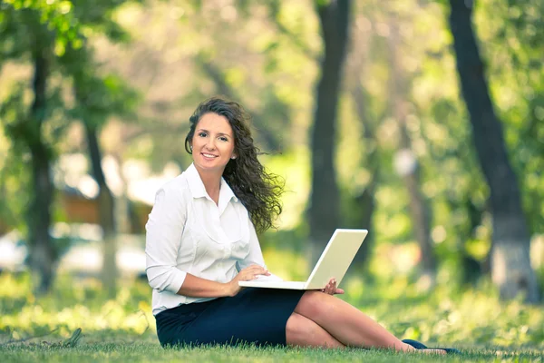 Femme d'affaires en plein air — Photo