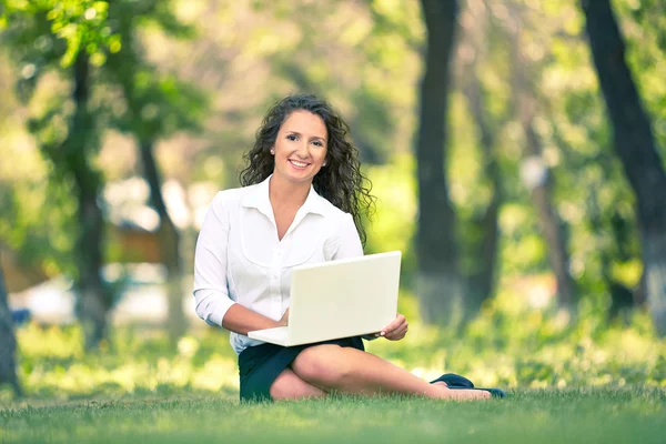 Vernetzung im Park — Stockfoto