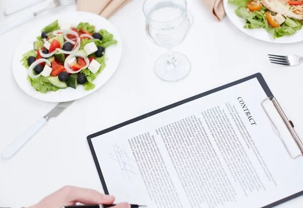 Contract at meal — Stock Photo, Image