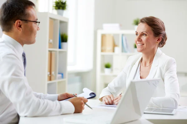 Gesprek in office — Stockfoto