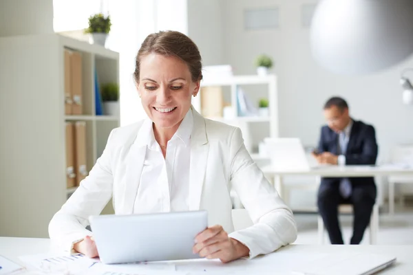 Femme d'affaires avec pavé tactile — Photo