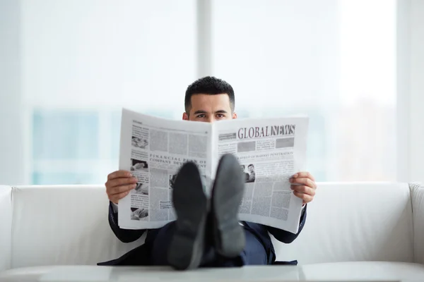 Reading news — Stock Photo, Image