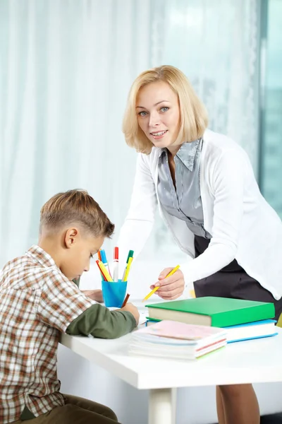 Nachhilfelehrer mit Schüler — Stockfoto