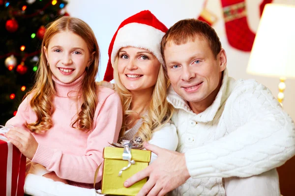 Familia con regalos — Foto de Stock