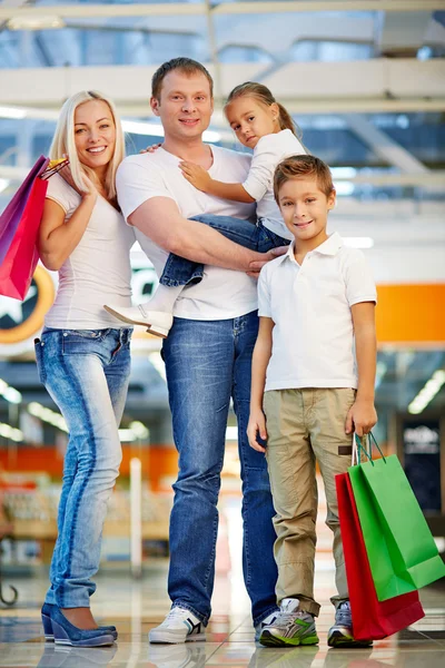 Familie in winkelcentrum — Stockfoto