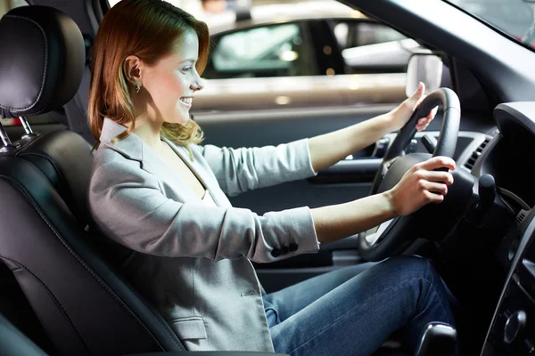 Vrouw in nieuwe auto — Stockfoto