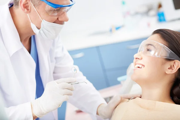 Besöker tandläkare — Stockfoto