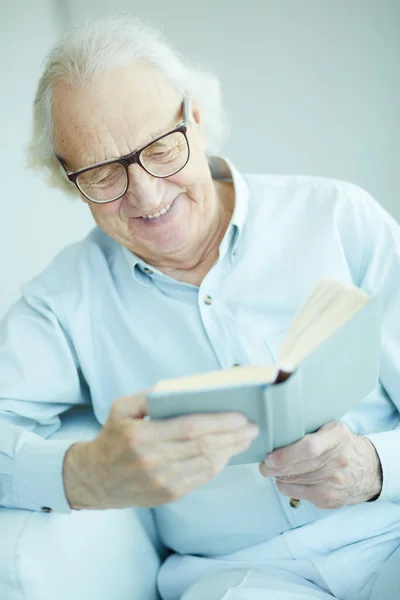 Hombre leyendo — Foto de Stock